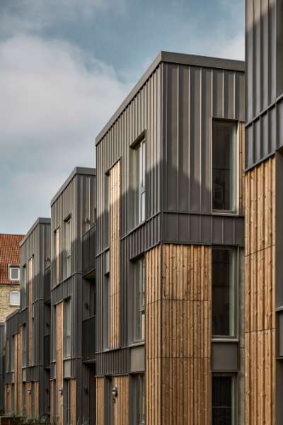 Stålprofiler og træ forenes på facaden af moderne boliger i Aalborg, Badehusvej 1, 9000 Aalborg